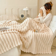 Charger l'image dans la galerie, CloudSoft™ Ultra-Plush Warm & Cozy Fur Blanket