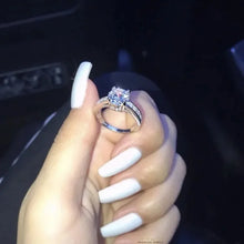 Charger l'image dans la galerie, Amoréa-“Ensemble de Bagues de Mariage de Luxe pour Femmes – Couleur Argent, Orné de Zircons Blancs Étincelants.”