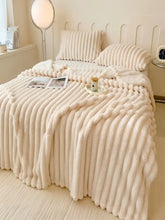 Charger l'image dans la galerie, CloudSoft™ Ultra-Plush Warm & Cozy Fur Blanket