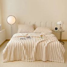 Charger l'image dans la galerie, CloudSoft™ Ultra-Plush Warm & Cozy Fur Blanket