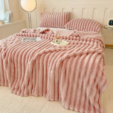Charger l'image dans la galerie, CloudSoft™ Ultra-Plush Warm &amp; Cozy Fur Blanket
