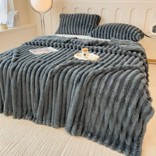 Charger l'image dans la galerie, CloudSoft™ Ultra-Plush Warm &amp; Cozy Fur Blanket
