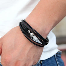 Charger l&#39;image dans la galerie, 💫 JAYCUFF- Bracelet en Cuir Noir, Plume Dorée pour Homme.
